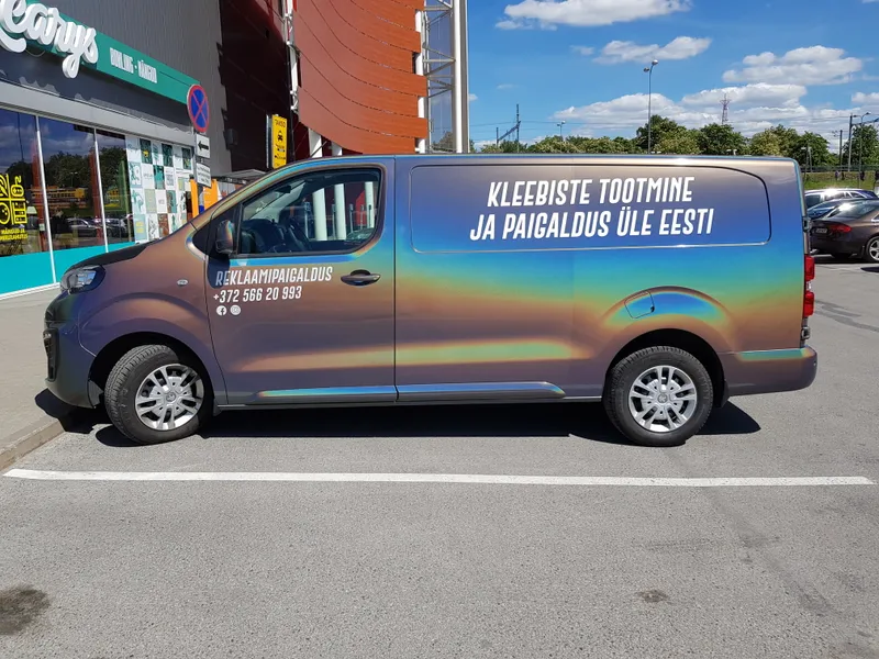 Reklaamipaigalduse enda kaubik kameeleon-kilega